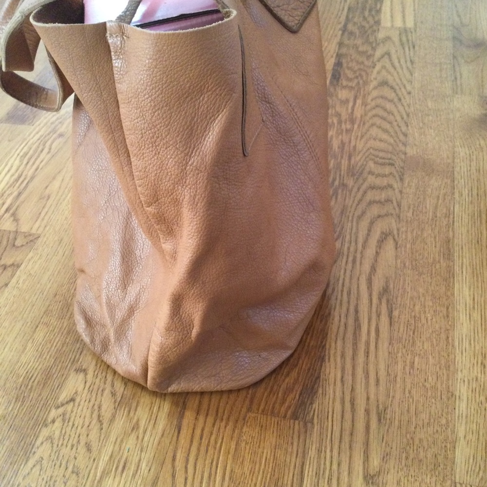 Softest Tan Leather Trough Tote Bag. Size OS - Picture 4 of 9